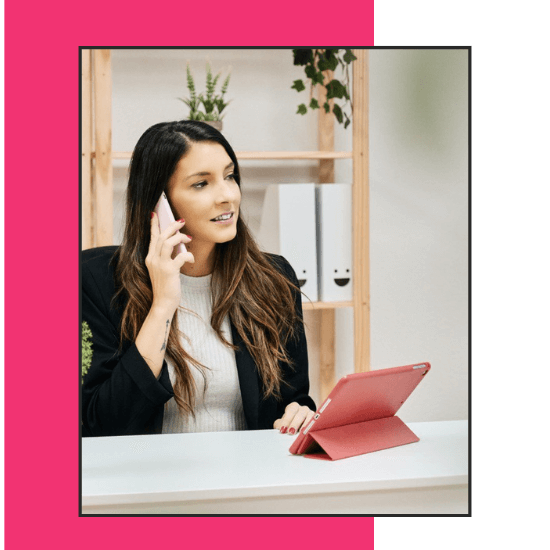 laura eire contestando al telefono foto para web