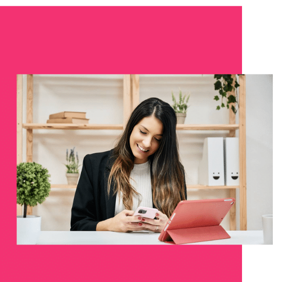 laura eire trabajando contestando mensaje