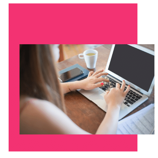 foto de canva chica con pc laura eire diseño web