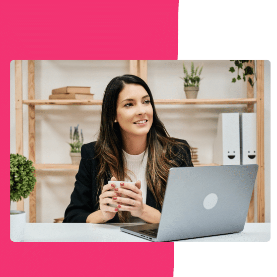 laura eire con taza de cafe en la oficina